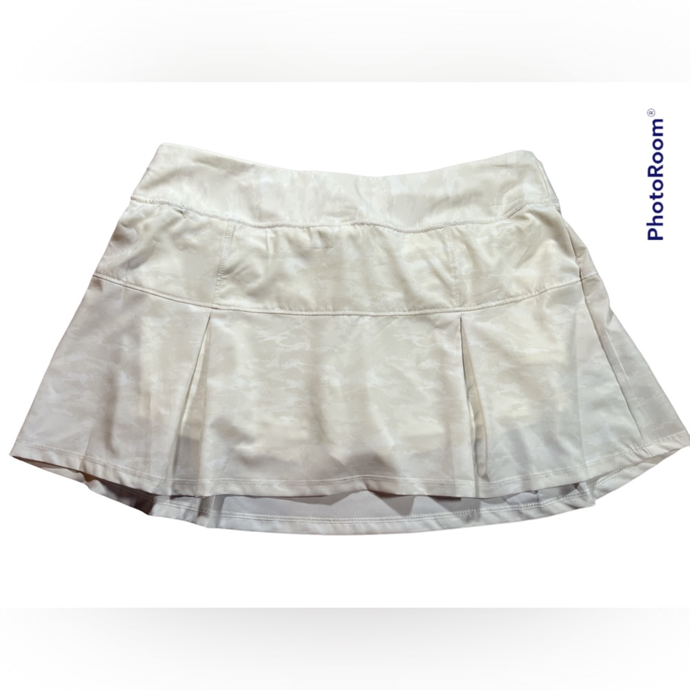 NWT ETONIC Every Day Skort in cream camo. Size Large